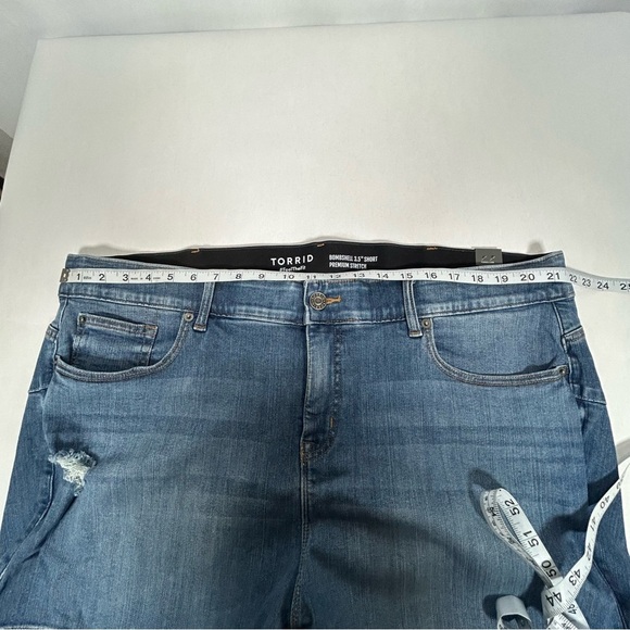 Torrid 3.5” Bombshell Premium Stretch High-Rise Jean Short NWT - Picture 10 of 14